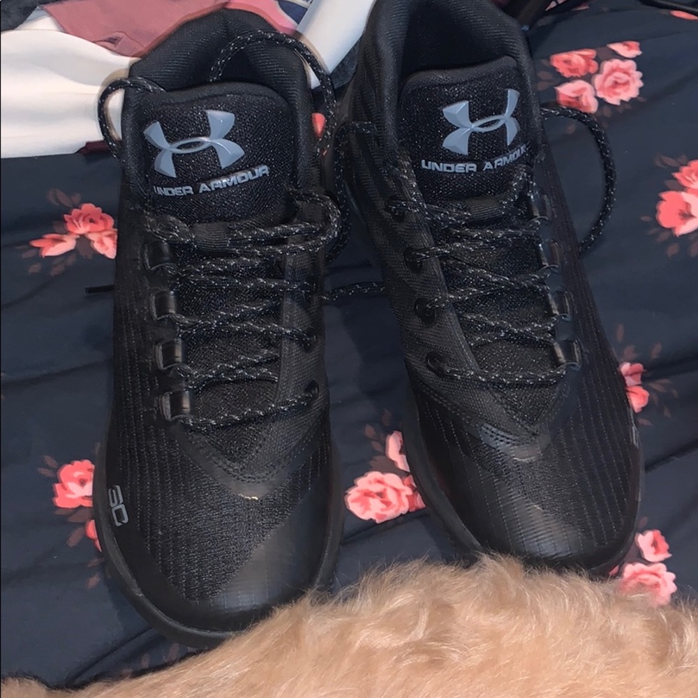 SC under armour basketball shoes 6Y